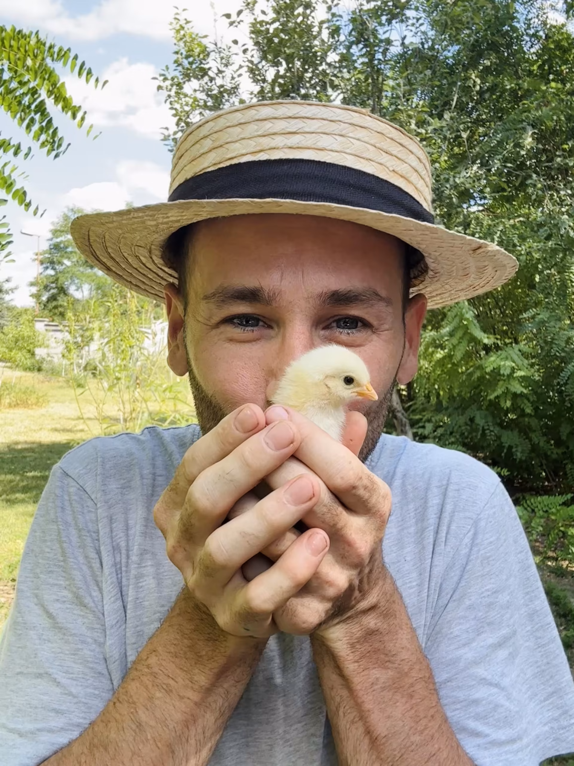 François Roger de Loraille au jardin, où poules, orties et consoude nourrissent naturellement la terre